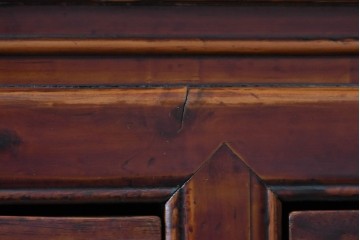 アジアンビンテージ　李朝デザイン　オリエンタルな意匠が目を惹く引き出し5杯付きのアンティーク調コンソールテーブル　(R-081768)