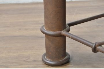 メキシコビンテージ　パイン材　ユニークなデザインの鉄脚(アイアンレッグ)が魅力的なローテーブル(センターテーブル、リビングテーブル、ヴィンテージ)(R-081773)