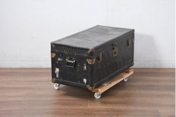和製アンティーク　サイズがいいね!　鋲打ちデザインがカッコいい小振りな船トランク(舟トランク、ブランケットボックス、トランクテーブル、センターテーブル、ローテーブル、サイドテーブル、ディスプレイ雑貨、収納箱、店舗什器)(R-081774)