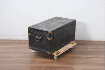 和製アンティーク　サイズがいいね!　鋲打ちデザインがカッコいい小振りな船トランク(舟トランク、ブランケットボックス、トランクテーブル、センターテーブル、ローテーブル、サイドテーブル、ディスプレイ雑貨、収納箱、店舗什器)(R-081774)
