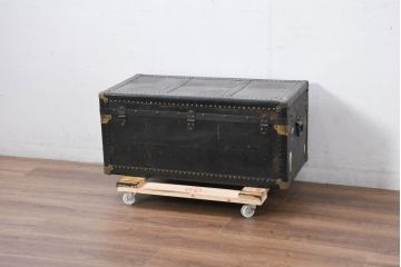 和製アンティーク　サイズがいいね!　鋲打ちデザインがカッコいい小振りな船トランク(舟トランク、ブランケットボックス、トランクテーブル、センターテーブル、ローテーブル、サイドテーブル、ディスプレイ雑貨、収納箱、店舗什器)(R-081774)