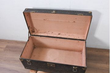 和製アンティーク　サイズがいいね!　鋲打ちデザインがカッコいい小振りな船トランク(舟トランク、ブランケットボックス、トランクテーブル、センターテーブル、ローテーブル、サイドテーブル、ディスプレイ雑貨、収納箱、店舗什器)(R-081774)