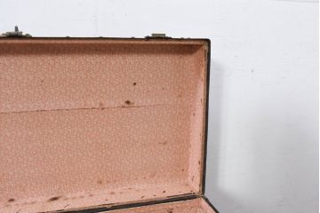 和製アンティーク　サイズがいいね!　鋲打ちデザインがカッコいい小振りな船トランク(舟トランク、ブランケットボックス、トランクテーブル、センターテーブル、ローテーブル、サイドテーブル、ディスプレイ雑貨、収納箱、店舗什器)(R-081774)