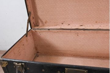 和製アンティーク　サイズがいいね!　鋲打ちデザインがカッコいい小振りな船トランク(舟トランク、ブランケットボックス、トランクテーブル、センターテーブル、ローテーブル、サイドテーブル、ディスプレイ雑貨、収納箱、店舗什器)(R-081774)