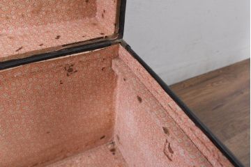 和製アンティーク　サイズがいいね!　鋲打ちデザインがカッコいい小振りな船トランク(舟トランク、ブランケットボックス、トランクテーブル、センターテーブル、ローテーブル、サイドテーブル、ディスプレイ雑貨、収納箱、店舗什器)(R-081774)