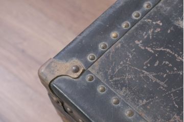 和製アンティーク　サイズがいいね!　鋲打ちデザインがカッコいい小振りな船トランク(舟トランク、ブランケットボックス、トランクテーブル、センターテーブル、ローテーブル、サイドテーブル、ディスプレイ雑貨、収納箱、店舗什器)(R-081774)