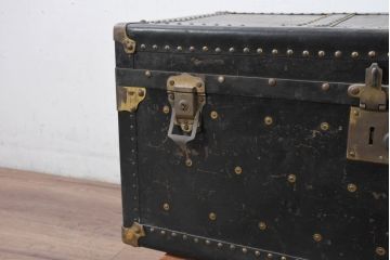 和製アンティーク　サイズがいいね!　鋲打ちデザインがカッコいい小振りな船トランク(舟トランク、ブランケットボックス、トランクテーブル、センターテーブル、ローテーブル、サイドテーブル、ディスプレイ雑貨、収納箱、店舗什器)(R-081774)
