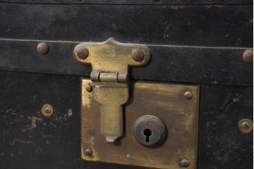 和製アンティーク　サイズがいいね!　鋲打ちデザインがカッコいい小振りな船トランク(舟トランク、ブランケットボックス、トランクテーブル、センターテーブル、ローテーブル、サイドテーブル、ディスプレイ雑貨、収納箱、店舗什器)(R-081774)