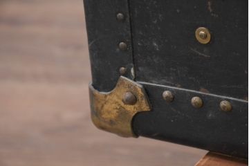 和製アンティーク　サイズがいいね!　鋲打ちデザインがカッコいい小振りな船トランク(舟トランク、ブランケットボックス、トランクテーブル、センターテーブル、ローテーブル、サイドテーブル、ディスプレイ雑貨、収納箱、店舗什器)(R-081774)