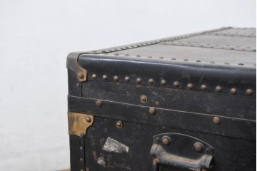 和製アンティーク　サイズがいいね!　鋲打ちデザインがカッコいい小振りな船トランク(舟トランク、ブランケットボックス、トランクテーブル、センターテーブル、ローテーブル、サイドテーブル、ディスプレイ雑貨、収納箱、店舗什器)(R-081774)