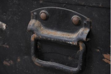 和製アンティーク　サイズがいいね!　鋲打ちデザインがカッコいい小振りな船トランク(舟トランク、ブランケットボックス、トランクテーブル、センターテーブル、ローテーブル、サイドテーブル、ディスプレイ雑貨、収納箱、店舗什器)(R-081774)