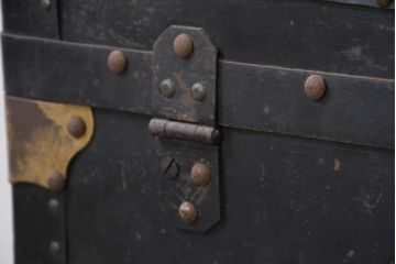 和製アンティーク　サイズがいいね!　鋲打ちデザインがカッコいい小振りな船トランク(舟トランク、ブランケットボックス、トランクテーブル、センターテーブル、ローテーブル、サイドテーブル、ディスプレイ雑貨、収納箱、店舗什器)(R-081774)