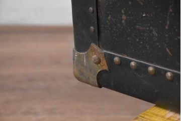 和製アンティーク　サイズがいいね!　鋲打ちデザインがカッコいい小振りな船トランク(舟トランク、ブランケットボックス、トランクテーブル、センターテーブル、ローテーブル、サイドテーブル、ディスプレイ雑貨、収納箱、店舗什器)(R-081774)