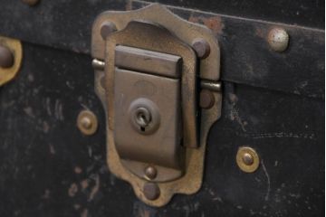 和製アンティーク　サイズがいいね!　鋲打ちデザインがカッコいい小振りな船トランク(舟トランク、ブランケットボックス、トランクテーブル、センターテーブル、ローテーブル、サイドテーブル、ディスプレイ雑貨、収納箱、店舗什器)(R-081774)