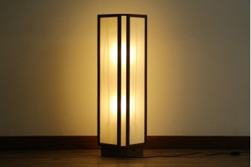 和製ヴィンテージ　大光電機(DAIKO)　繊細な木製フレームの台形フロアスタンド　(R-081778)
