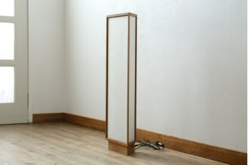 和製ヴィンテージ　大光電機(DAIKO)　繊細な木製フレームの台形フロアスタンド　(R-081778)