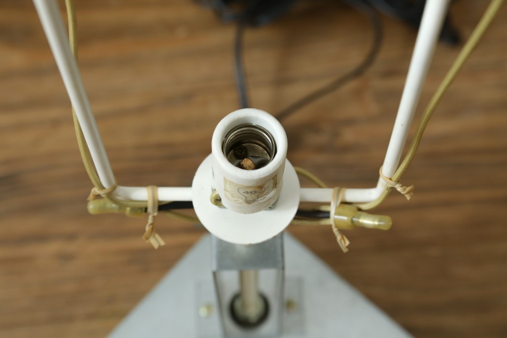 和製ヴィンテージ　大光電機(DAIKO)　繊細な木製フレームの台形フロアスタンド　(R-081778)