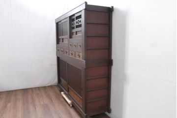 和製アンティーク　美品!!　和の風格あふれる佇まいが魅力的な丸桟引き戸の重ね水屋箪笥(キャビネット、食器棚、カップボード、収納棚、戸棚、バラ売り可能)(R-081779)