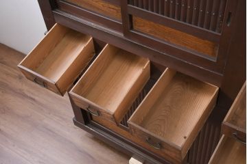 和製アンティーク　美品!!　和の風格あふれる佇まいが魅力的な丸桟引き戸の重ね水屋箪笥(キャビネット、食器棚、カップボード、収納棚、戸棚、バラ売り可能)(R-081779)