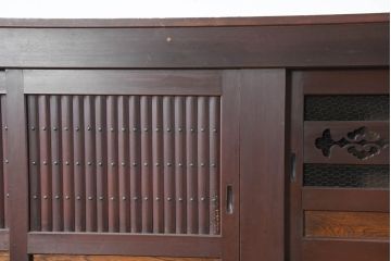 和製アンティーク　美品!!　和の風格あふれる佇まいが魅力的な丸桟引き戸の重ね水屋箪笥(キャビネット、食器棚、カップボード、収納棚、戸棚、バラ売り可能)(R-081779)