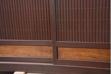 和製アンティーク　美品!!　和の風格あふれる佇まいが魅力的な丸桟引き戸の重ね水屋箪笥(キャビネット、食器棚、カップボード、収納棚、戸棚、バラ売り可能)(R-081779)