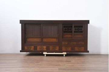 和製アンティーク　美品!!　和の風格あふれる佇まいが魅力的な丸桟引き戸の水屋箪笥サイドボード(食器棚、収納棚、戸棚、カップボード、サイドキャビネット)(R-081780)