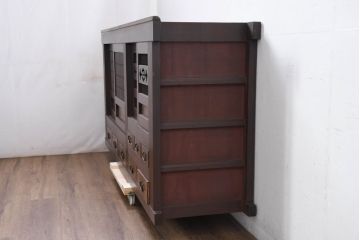 和製アンティーク　美品!!　和の風格あふれる佇まいが魅力的な丸桟引き戸の水屋箪笥サイドボード(食器棚、収納棚、戸棚、カップボード、サイドキャビネット)(R-081780)