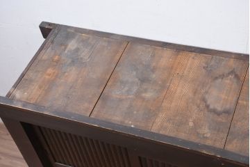 和製アンティーク　美品!!　和の風格あふれる佇まいが魅力的な丸桟引き戸の水屋箪笥サイドボード(食器棚、収納棚、戸棚、カップボード、サイドキャビネット)(R-081780)