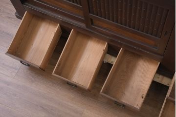 和製アンティーク　美品!!　和の風格あふれる佇まいが魅力的な丸桟引き戸の水屋箪笥サイドボード(食器棚、収納棚、戸棚、カップボード、サイドキャビネット)(R-081780)