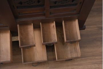 和製アンティーク　美品!!　和の風格あふれる佇まいが魅力的な丸桟引き戸の水屋箪笥サイドボード(食器棚、収納棚、戸棚、カップボード、サイドキャビネット)(R-081780)