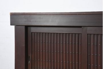 和製アンティーク　美品!!　和の風格あふれる佇まいが魅力的な丸桟引き戸の水屋箪笥サイドボード(食器棚、収納棚、戸棚、カップボード、サイドキャビネット)(R-081780)
