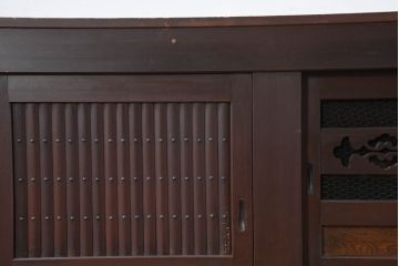 和製アンティーク　美品!!　和の風格あふれる佇まいが魅力的な丸桟引き戸の水屋箪笥サイドボード(食器棚、収納棚、戸棚、カップボード、サイドキャビネット)(R-081780)
