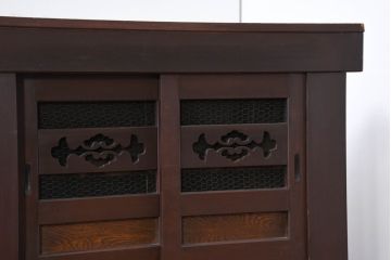 和製アンティーク　美品!!　和の風格あふれる佇まいが魅力的な丸桟引き戸の水屋箪笥サイドボード(食器棚、収納棚、戸棚、カップボード、サイドキャビネット)(R-081780)