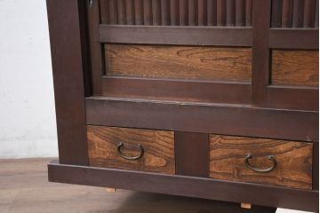 和製アンティーク　美品!!　和の風格あふれる佇まいが魅力的な丸桟引き戸の水屋箪笥サイドボード(食器棚、収納棚、戸棚、カップボード、サイドキャビネット)(R-081780)