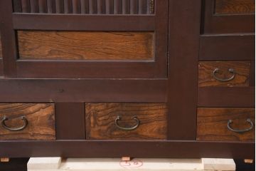 和製アンティーク　美品!!　和の風格あふれる佇まいが魅力的な丸桟引き戸の水屋箪笥サイドボード(食器棚、収納棚、戸棚、カップボード、サイドキャビネット)(R-081780)