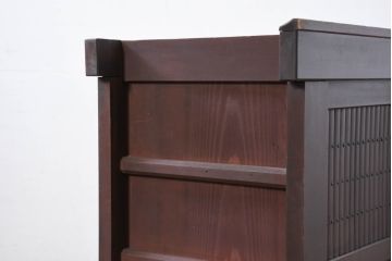 和製アンティーク　美品!!　和の風格あふれる佇まいが魅力的な丸桟引き戸の水屋箪笥サイドボード(食器棚、収納棚、戸棚、カップボード、サイドキャビネット)(R-081780)