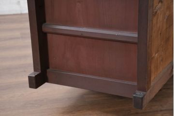 和製アンティーク　美品!!　和の風格あふれる佇まいが魅力的な丸桟引き戸の水屋箪笥サイドボード(食器棚、収納棚、戸棚、カップボード、サイドキャビネット)(R-081780)