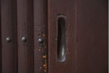 和製アンティーク　美品!!　和の風格あふれる佇まいが魅力的な丸桟引き戸の水屋箪笥サイドボード(食器棚、収納棚、戸棚、カップボード、サイドキャビネット)(R-081780)