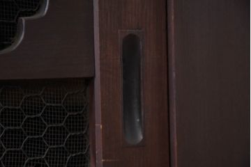 和製アンティーク　美品!!　和の風格あふれる佇まいが魅力的な丸桟引き戸の水屋箪笥サイドボード(食器棚、収納棚、戸棚、カップボード、サイドキャビネット)(R-081780)