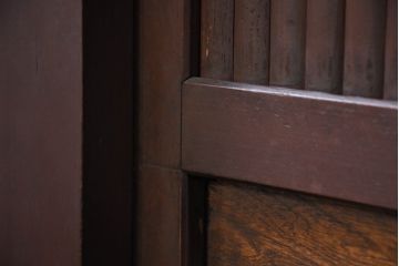 和製アンティーク　美品!!　和の風格あふれる佇まいが魅力的な丸桟引き戸の水屋箪笥サイドボード(食器棚、収納棚、戸棚、カップボード、サイドキャビネット)(R-081780)