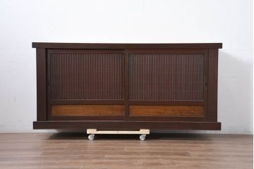 和製アンティーク　美品!!　和の風格あふれる佇まいが魅力的な丸桟引き戸の水屋箪笥サイドボード(食器棚、収納棚、戸棚、カップボード、サイドキャビネット)(R-081781)