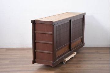 和製アンティーク　美品!!　和の風格あふれる佇まいが魅力的な丸桟引き戸の水屋箪笥サイドボード(食器棚、収納棚、戸棚、カップボード、サイドキャビネット)(R-081781)