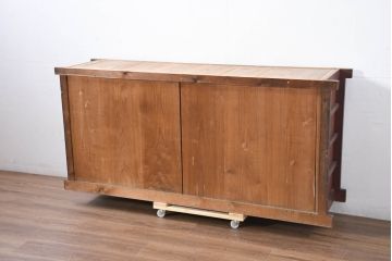 和製アンティーク　美品!!　和の風格あふれる佇まいが魅力的な丸桟引き戸の水屋箪笥サイドボード(食器棚、収納棚、戸棚、カップボード、サイドキャビネット)(R-081781)