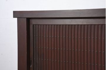 和製アンティーク　美品!!　和の風格あふれる佇まいが魅力的な丸桟引き戸の水屋箪笥サイドボード(食器棚、収納棚、戸棚、カップボード、サイドキャビネット)(R-081781)