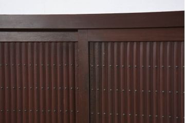 和製アンティーク　美品!!　和の風格あふれる佇まいが魅力的な丸桟引き戸の水屋箪笥サイドボード(食器棚、収納棚、戸棚、カップボード、サイドキャビネット)(R-081781)
