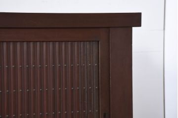 和製アンティーク　美品!!　和の風格あふれる佇まいが魅力的な丸桟引き戸の水屋箪笥サイドボード(食器棚、収納棚、戸棚、カップボード、サイドキャビネット)(R-081781)