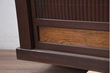 和製アンティーク　美品!!　和の風格あふれる佇まいが魅力的な丸桟引き戸の水屋箪笥サイドボード(食器棚、収納棚、戸棚、カップボード、サイドキャビネット)(R-081781)