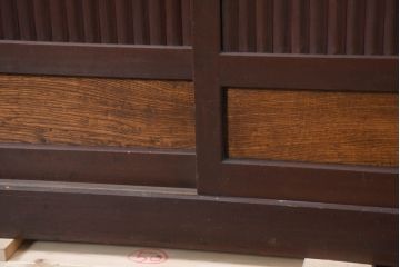 和製アンティーク　美品!!　和の風格あふれる佇まいが魅力的な丸桟引き戸の水屋箪笥サイドボード(食器棚、収納棚、戸棚、カップボード、サイドキャビネット)(R-081781)