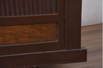 和製アンティーク　美品!!　和の風格あふれる佇まいが魅力的な丸桟引き戸の水屋箪笥サイドボード(食器棚、収納棚、戸棚、カップボード、サイドキャビネット)(R-081781)