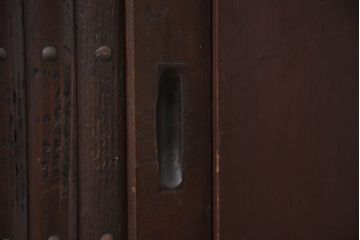 和製アンティーク　美品!!　和の風格あふれる佇まいが魅力的な丸桟引き戸の水屋箪笥サイドボード(食器棚、収納棚、戸棚、カップボード、サイドキャビネット)(R-081781)